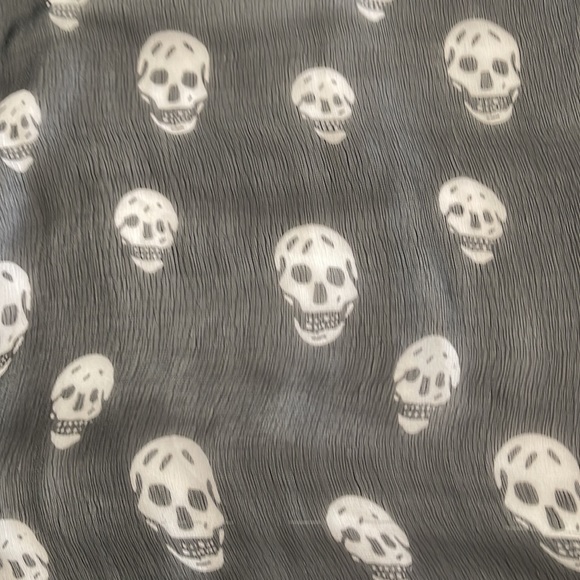 Skull Scarf - Picture 3 of 3